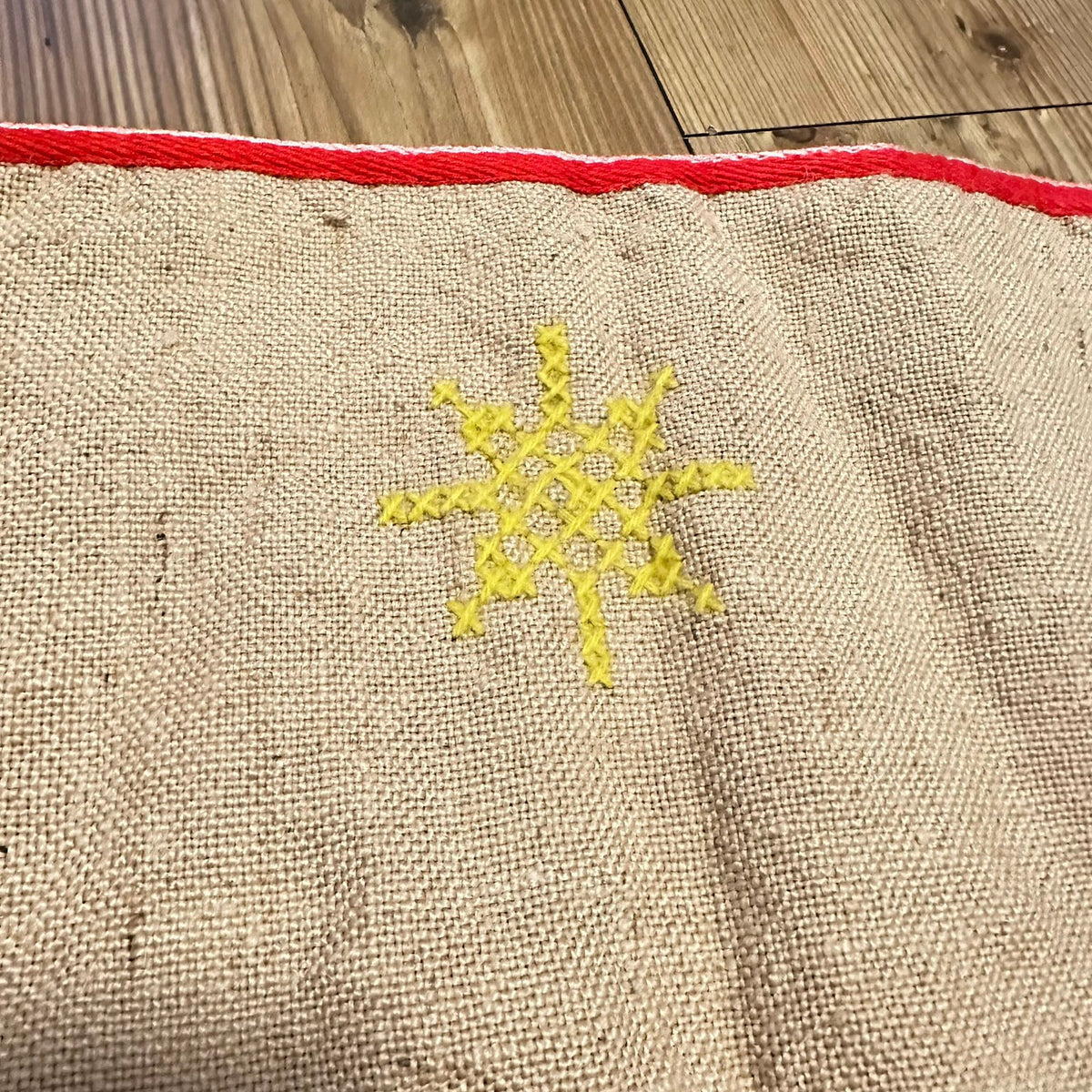 Håndbrodert juletreteppe / juletrematte