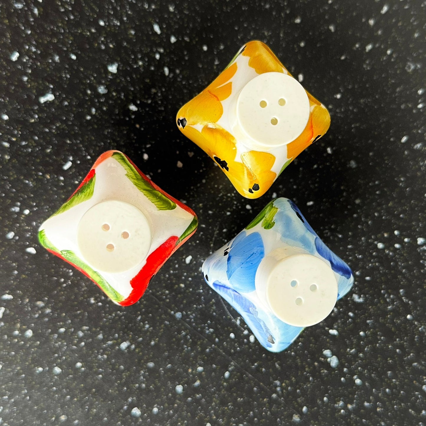 3 stk Salt og pepperbøsse i porselen med blomstermotiv
