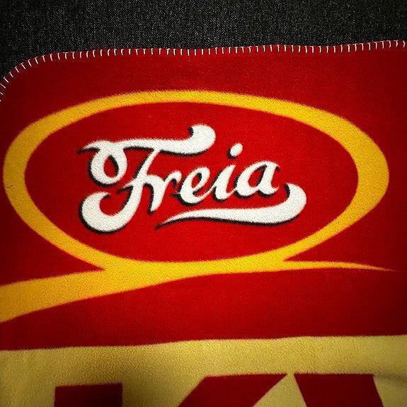 Freia KVIKK LUNSJ original Pledd i fleece (ubrukt)