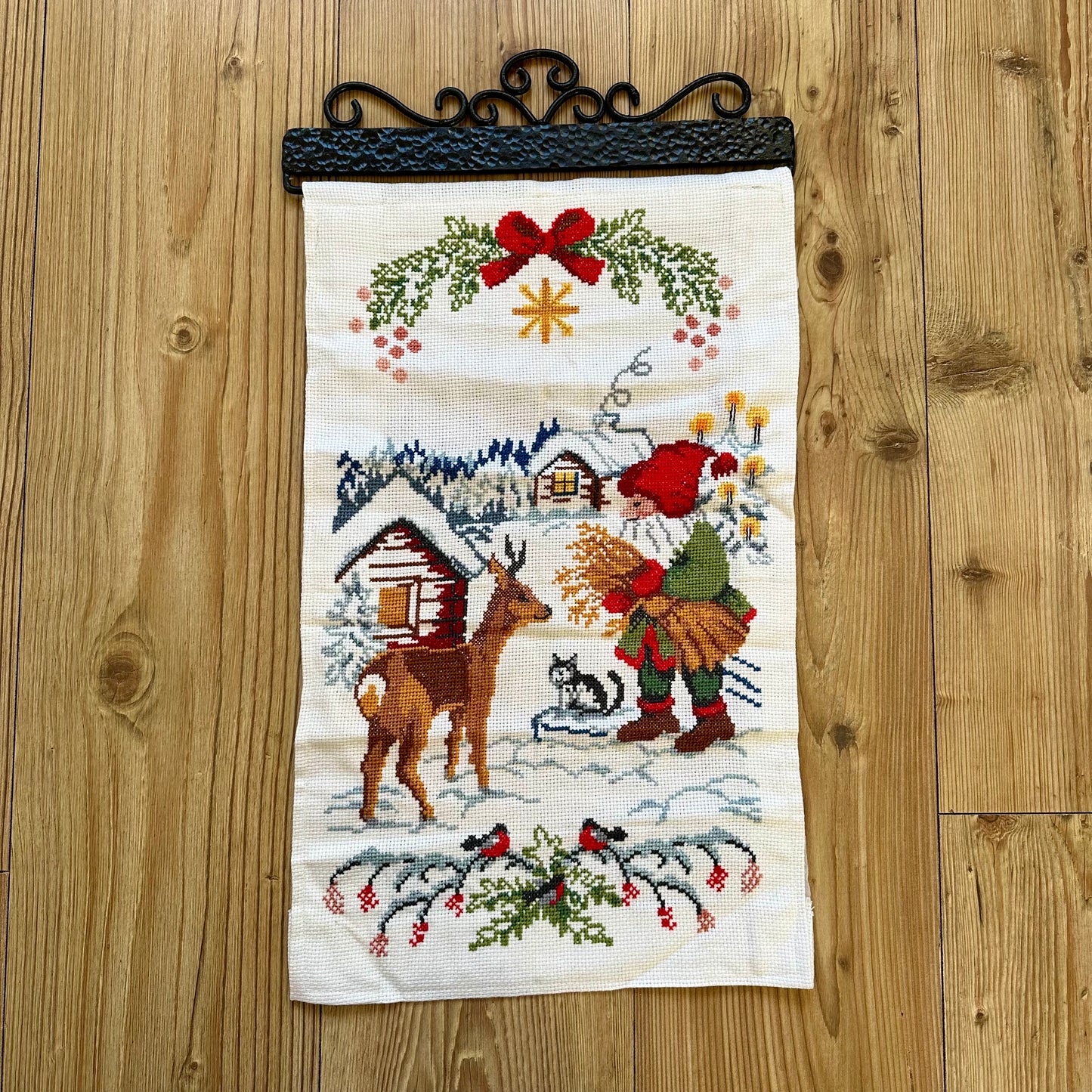 Brodert bilde med Nissen og rådyr, nydelig bilde