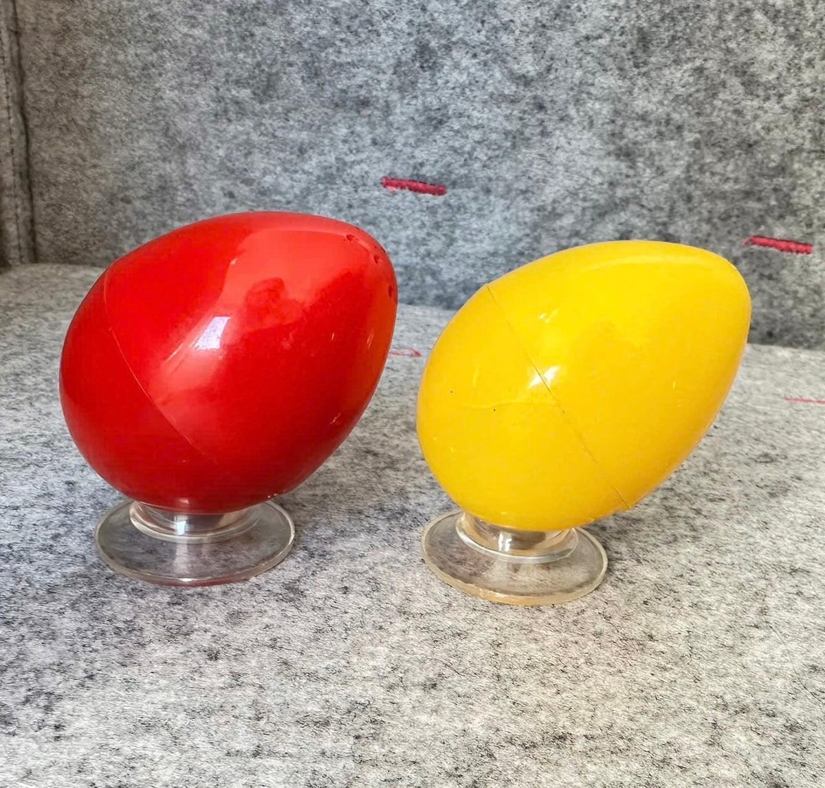 Salt og pepperbøsse formet som egg til påske (ubrukte)