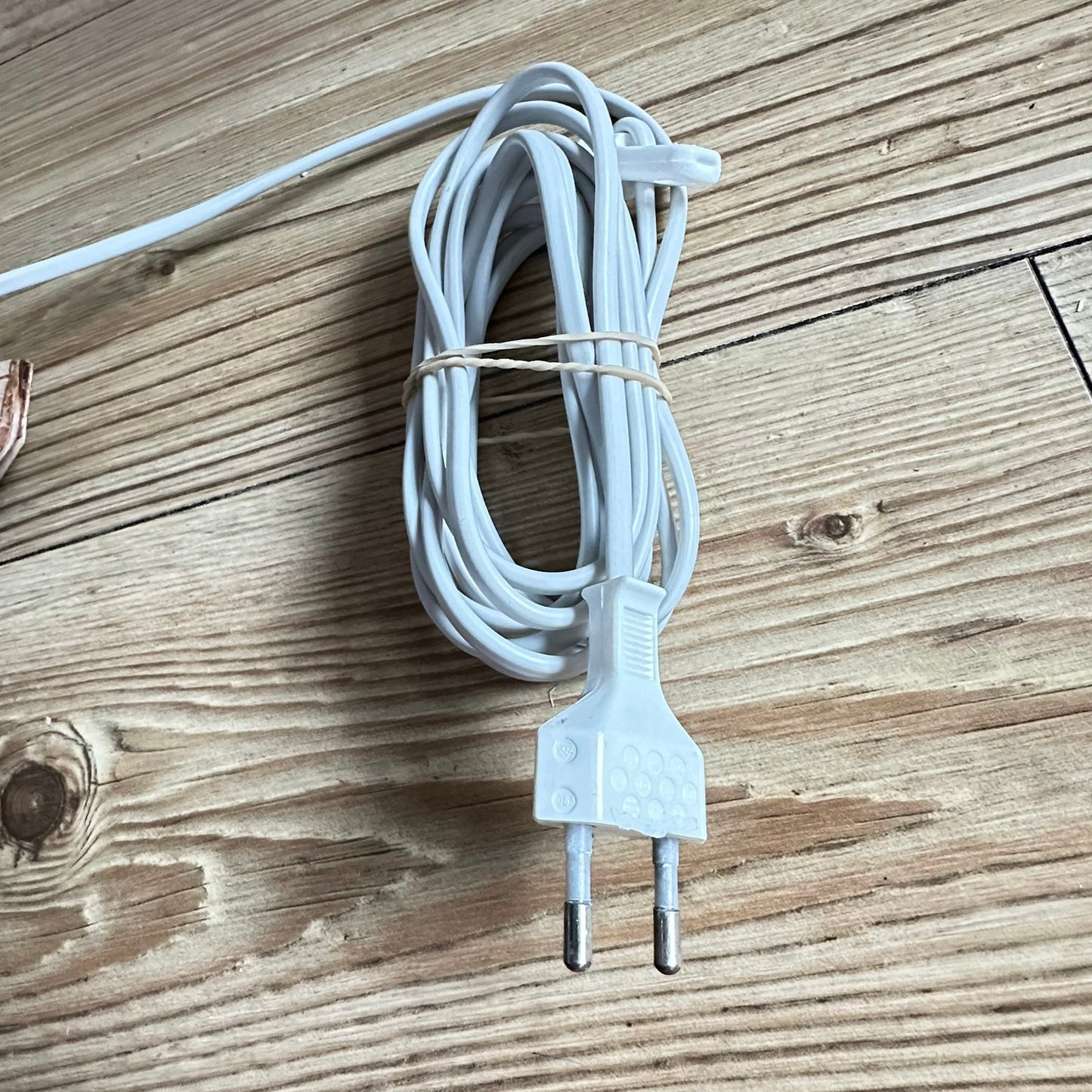 Gammel elektrisk julestjerne i never for vindu