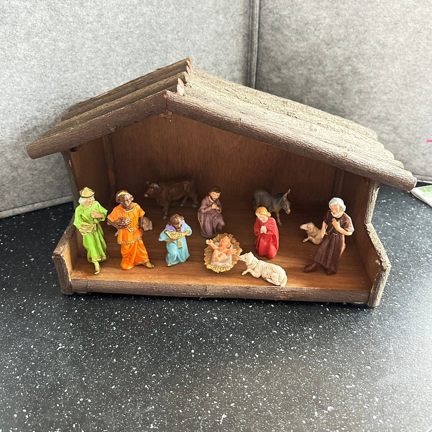 Gammel og stor Julekrybbe i tre med figurer i plast