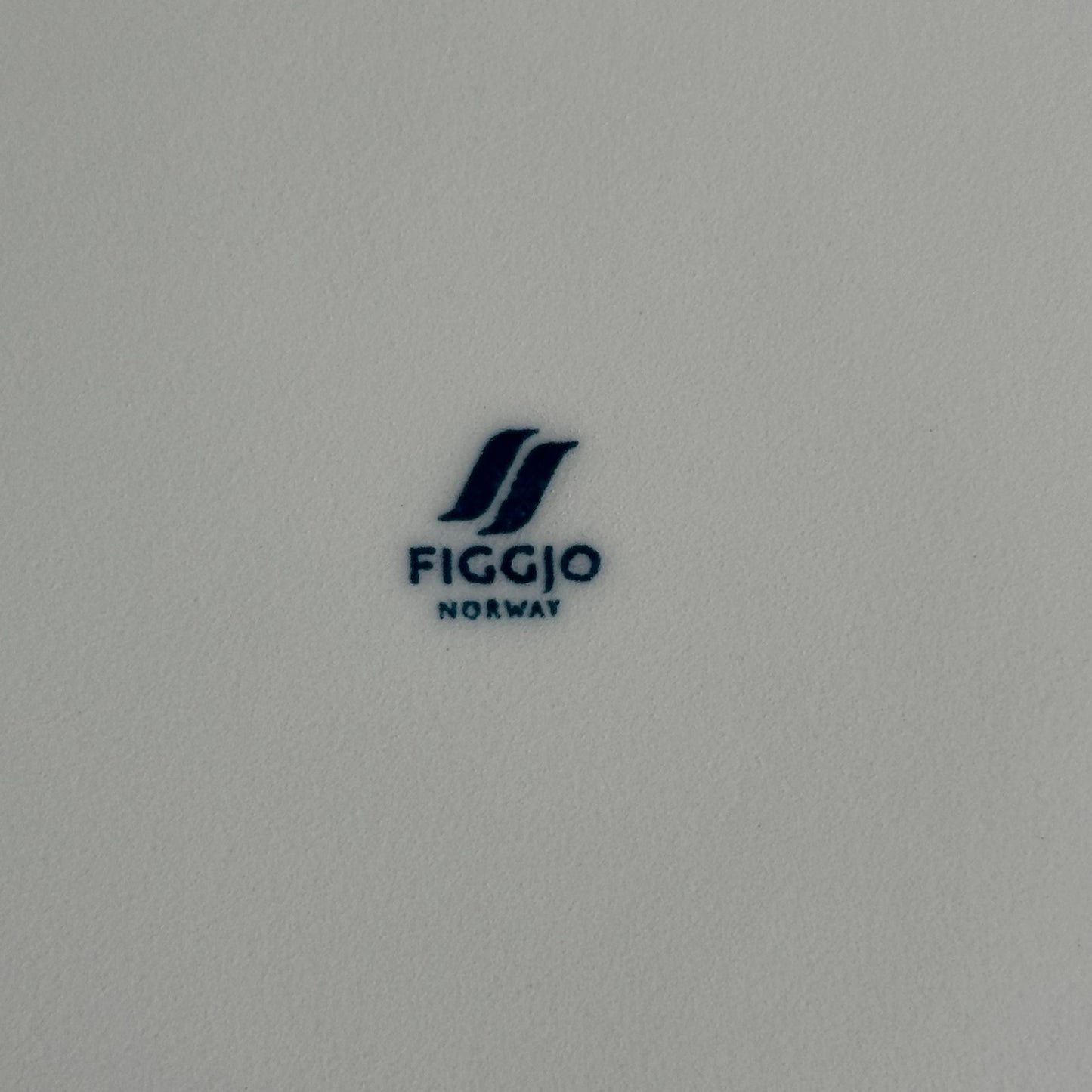 Flotte dekketallerkener signerte fra Figgjo, Norway (2004)