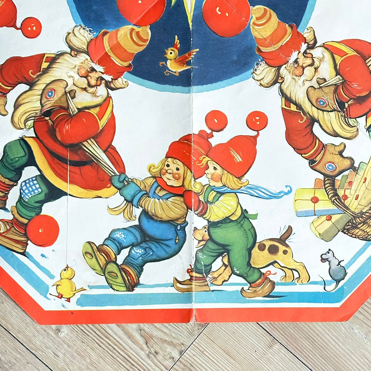 Gammel julepynt i papir (85,5 x 85,5cm)