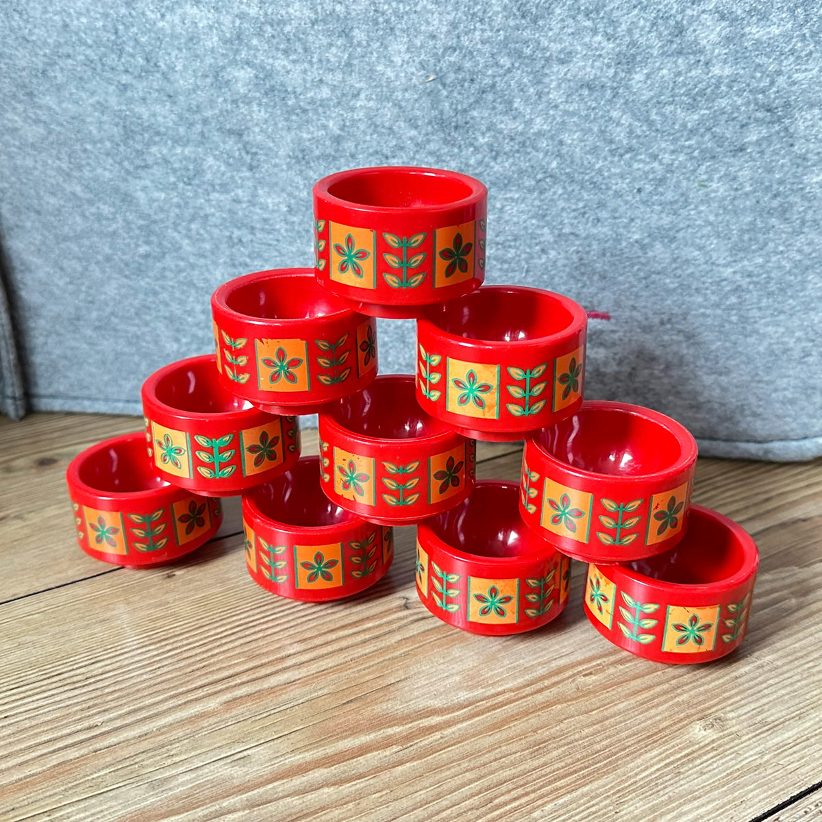 Vintage 10 stk eggeglass i hardplast med nostalgisk dekor