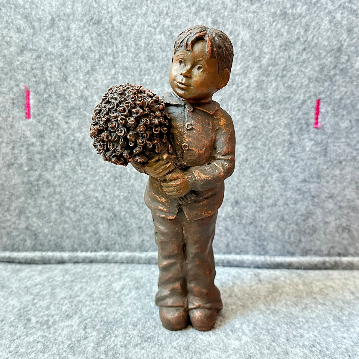 Gutt med blomster - Bronse skulptur