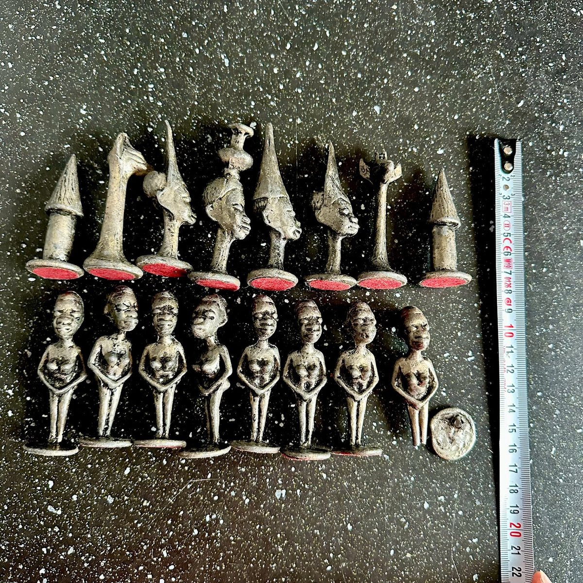 Vintage Svært sjeldent afrikansk Makonde-sjakk-figurer i metall.
