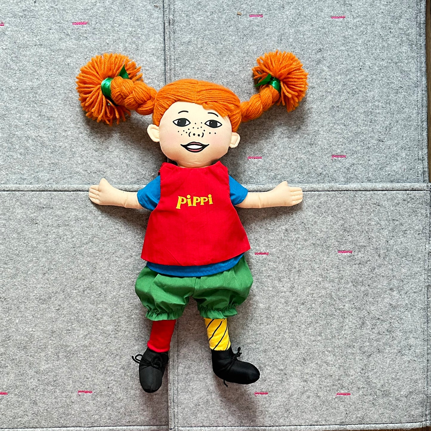 Pippi Langstrømpe dukke, myk og med flotte detaljer (45cm)