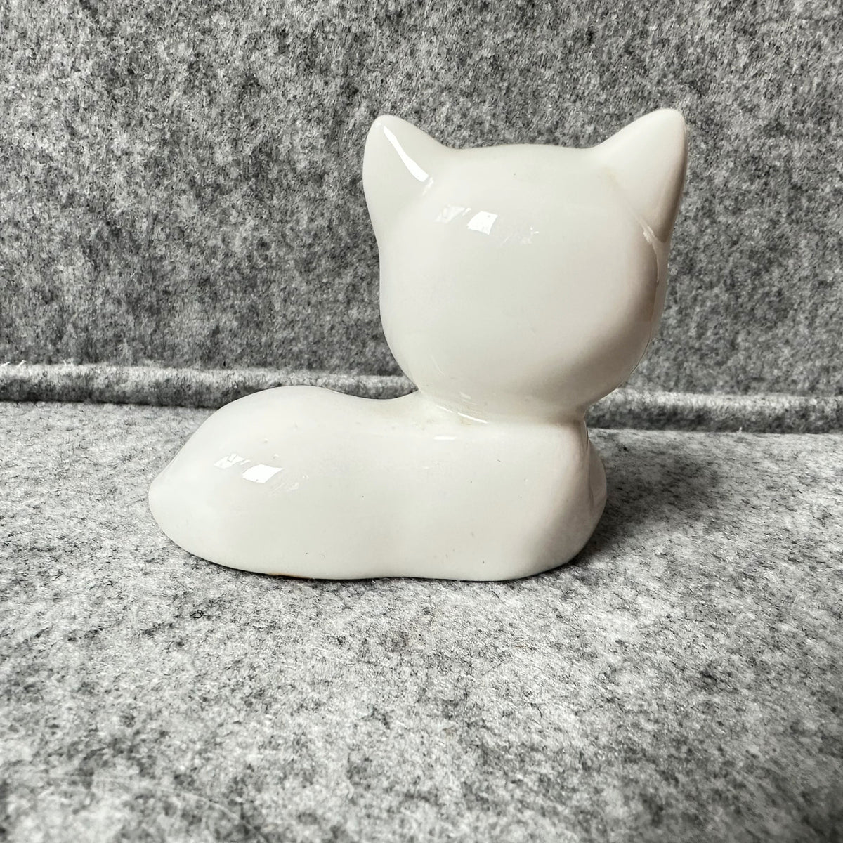 Vintage 2  skjønne katter i porselen med ball av garn