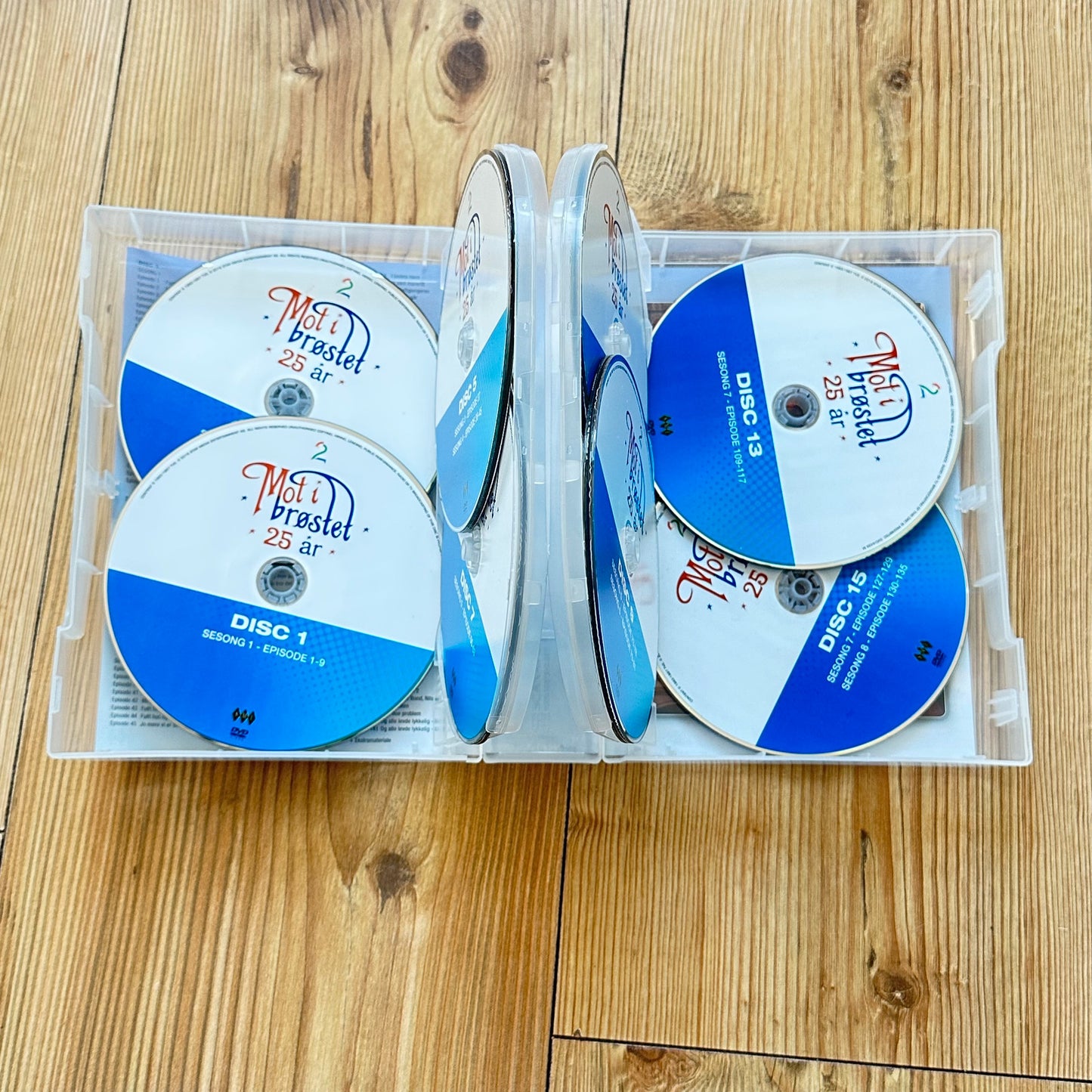 Mot i brøstet (Samleboks DVD) - Komplett serie, som ny !