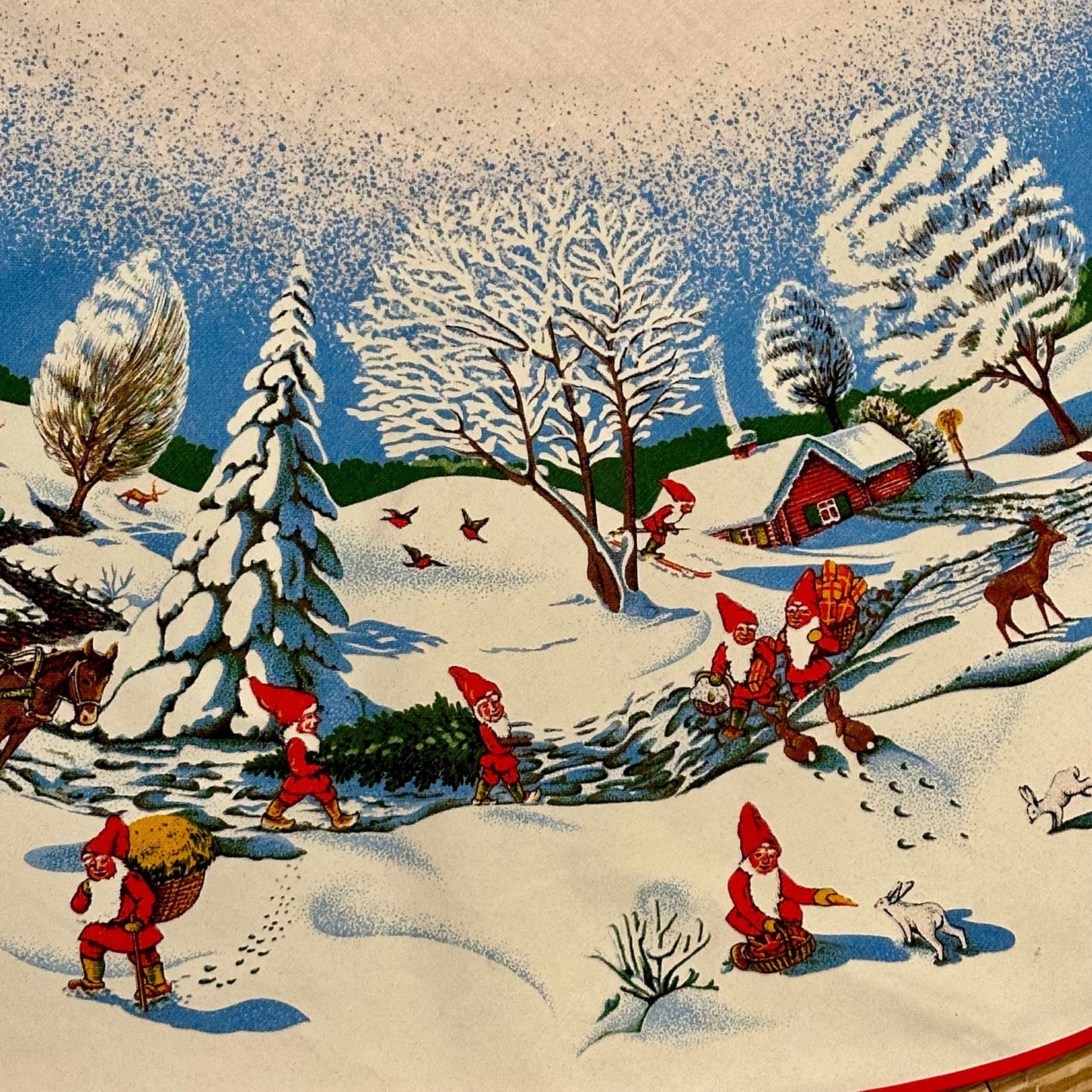 Stor flott juleduk med nydelig nissemotiv - vintage (Ø: 153cm)