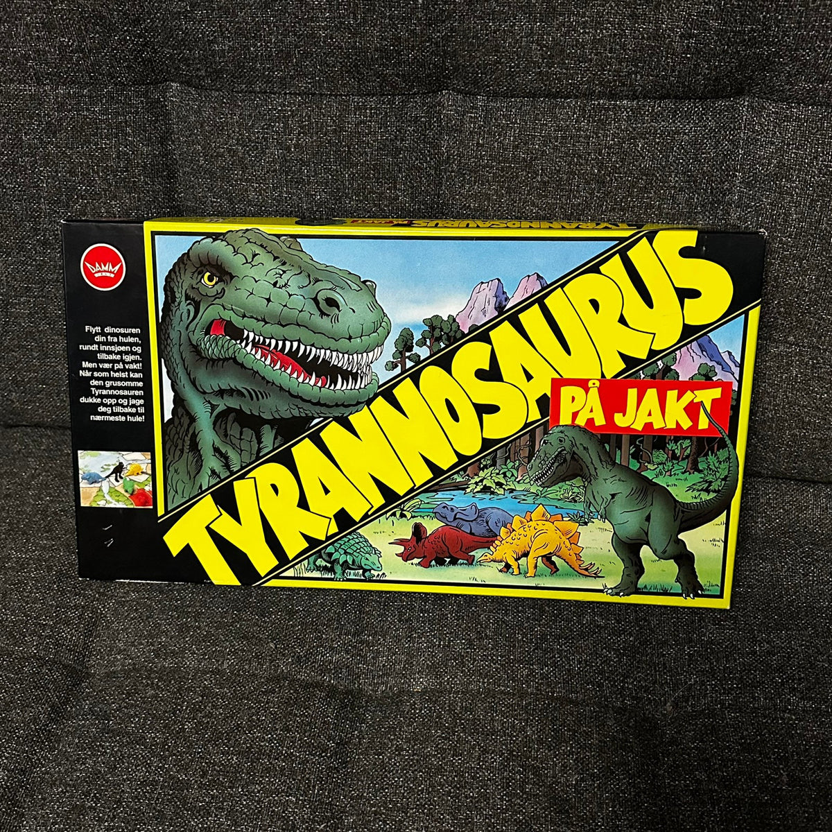 TYRANNOSAURUS PÅ JAKT (1990) - Komplett og Som ny !