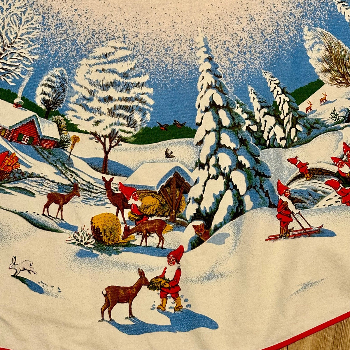 Stor flott juleduk med nydelig nissemotiv - vintage (Ø: 153cm)