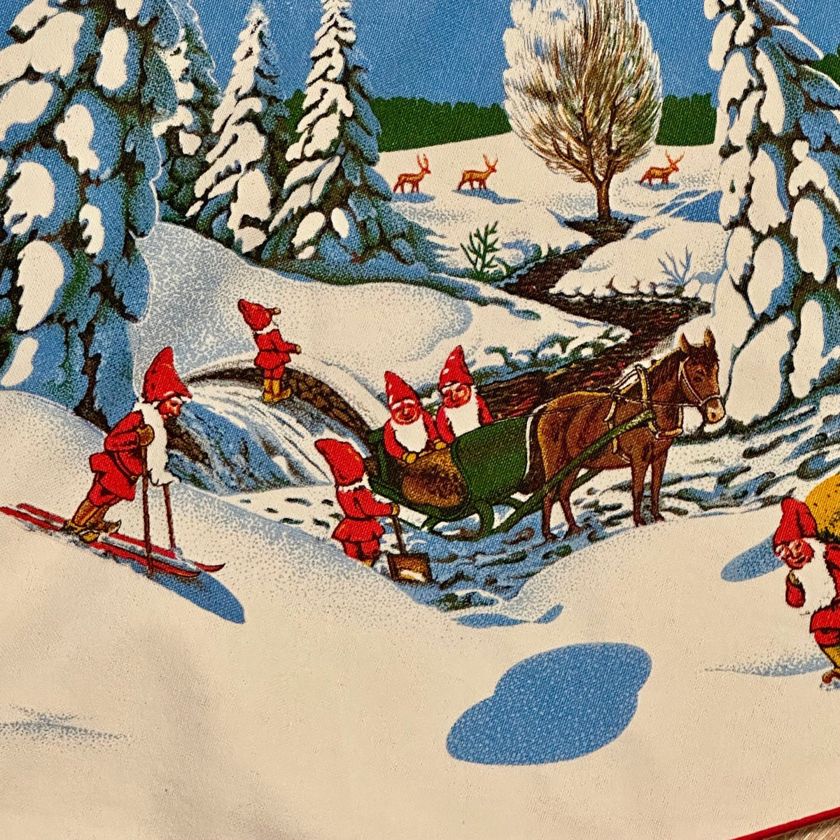 Stor flott juleduk med nydelig nissemotiv - vintage (Ø: 153cm)