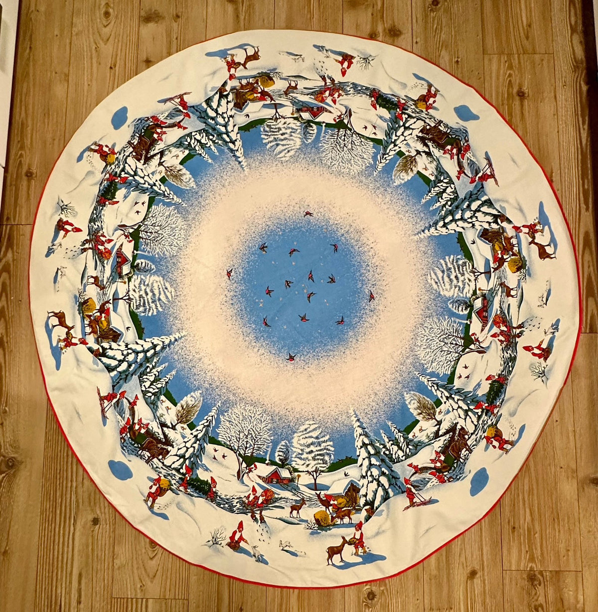 Stor flott juleduk med nydelig nissemotiv - vintage (Ø: 153cm)