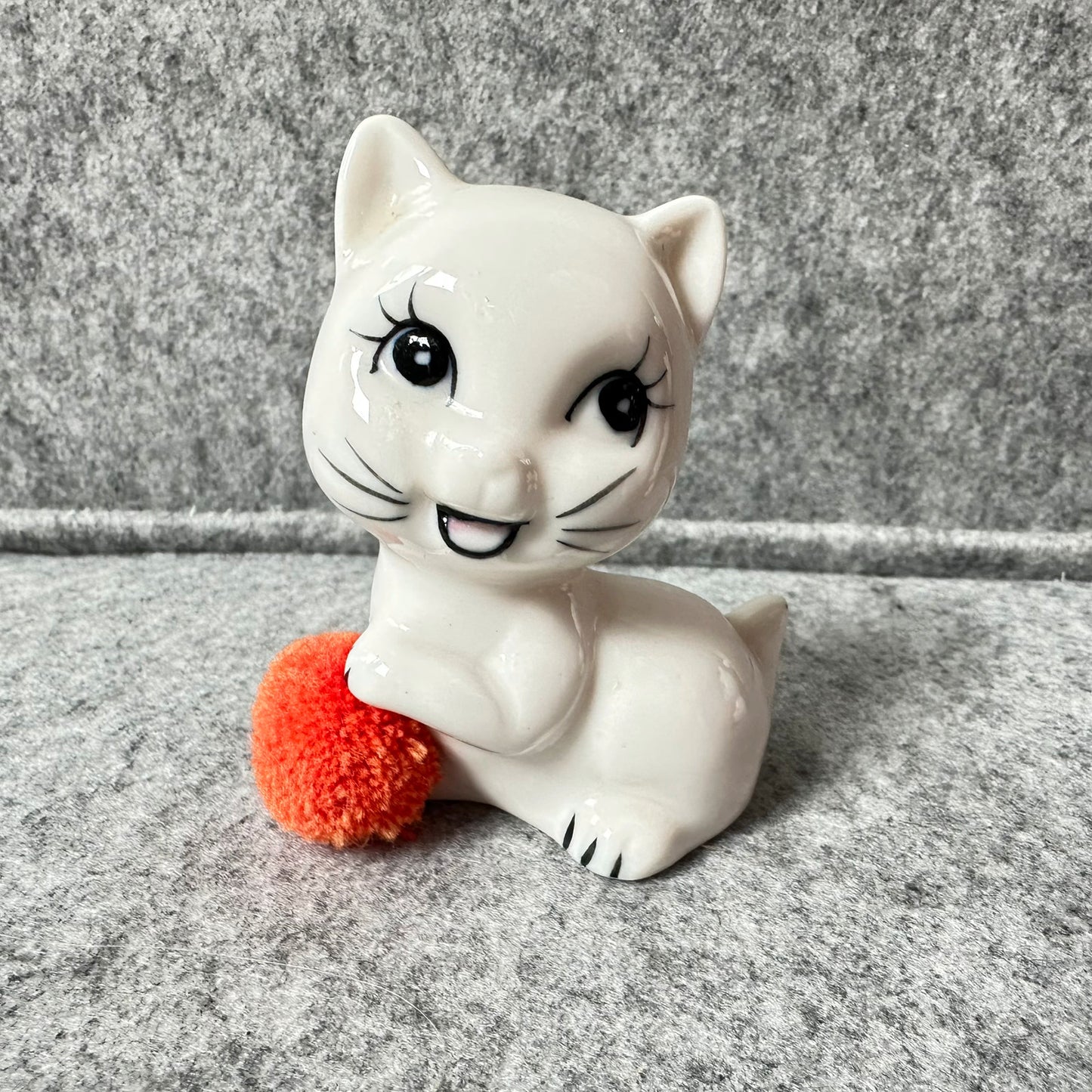 Vintage 2  skjønne katter i porselen med ball av garn