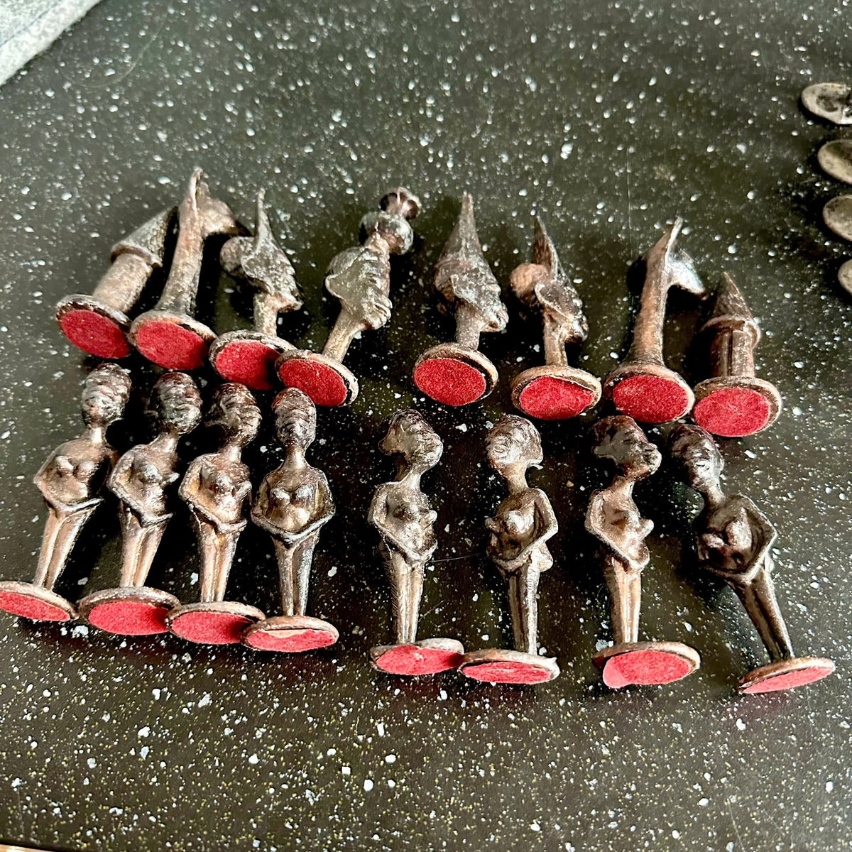 Vintage Svært sjeldent afrikansk Makonde-sjakk-figurer i metall.