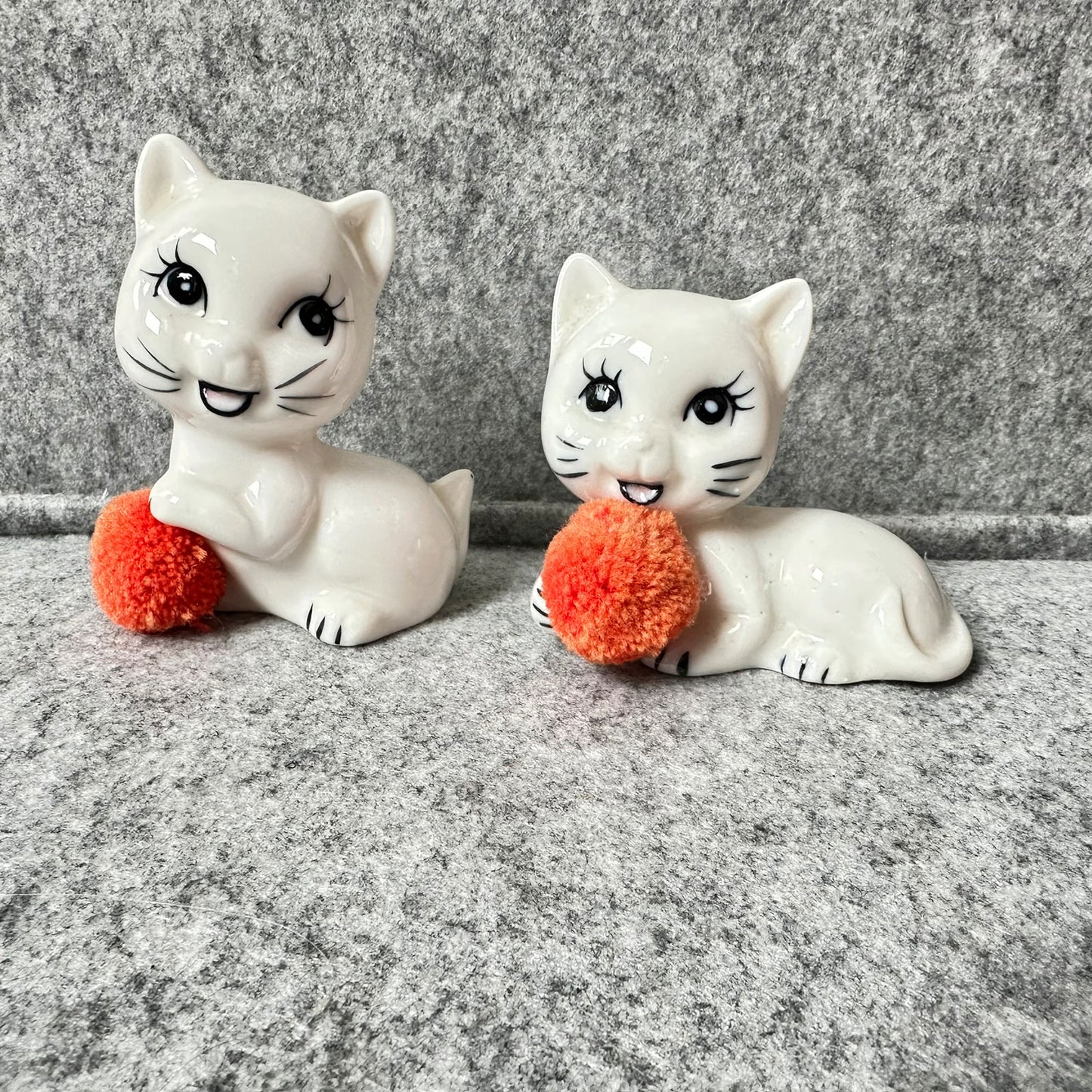 2 skjønne katter i porselen med ball av garn - vintage !