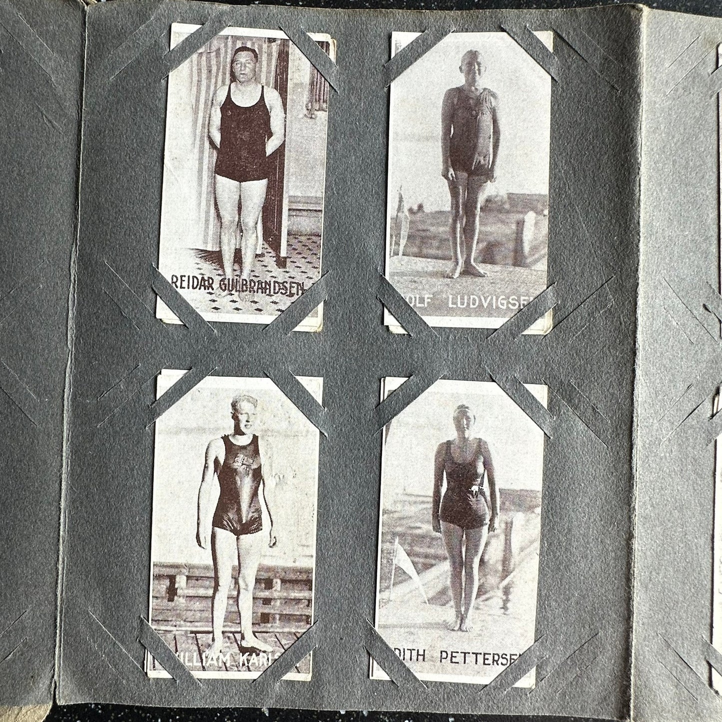Gammelt samlealbum fra J. L. Tiedemanns - komplett med 48 samlekort
