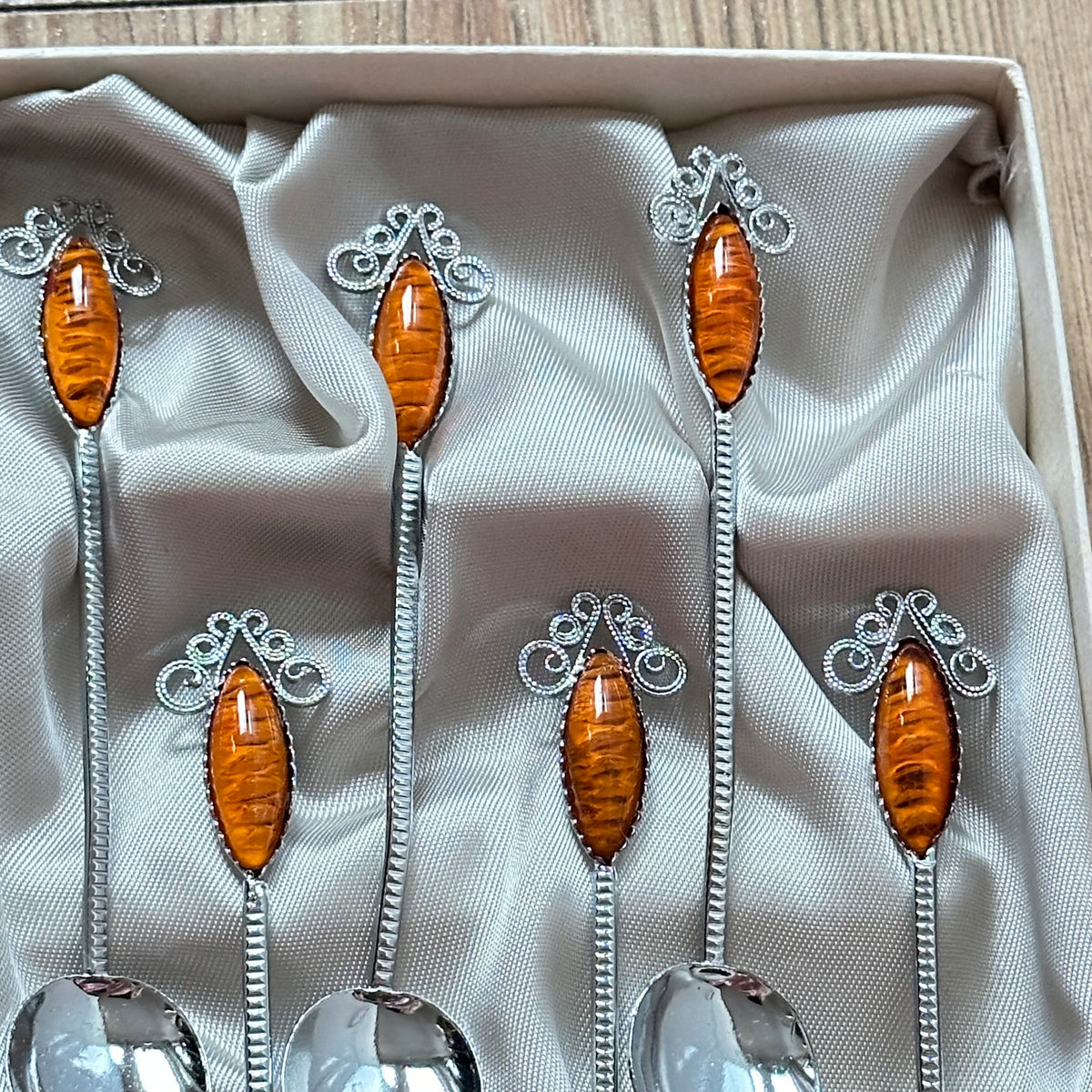 6 stk unike kaffeskjeer med rav i original eske - vintage