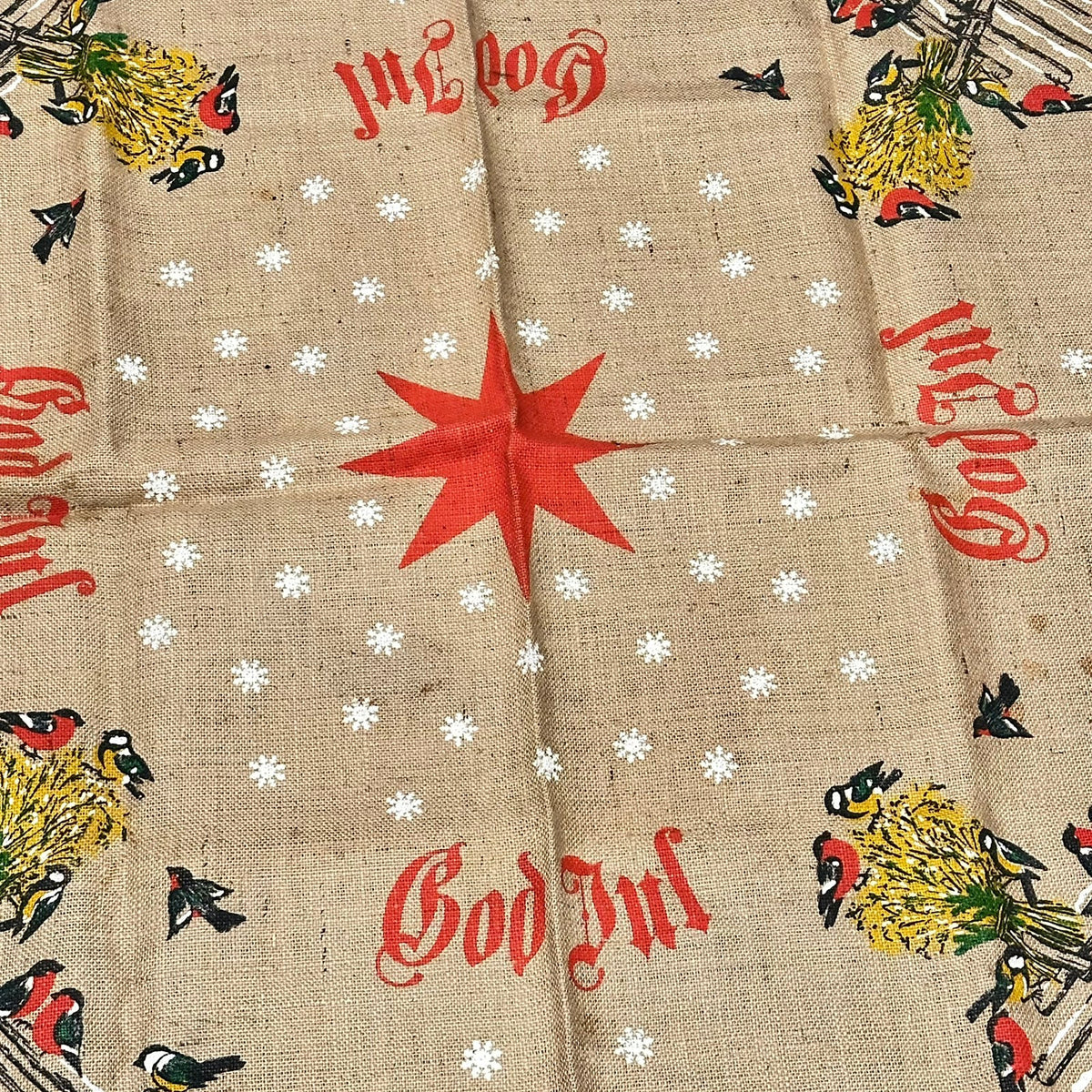 Vintage Juletreteppe i jute / strie med dompap og gulmeis