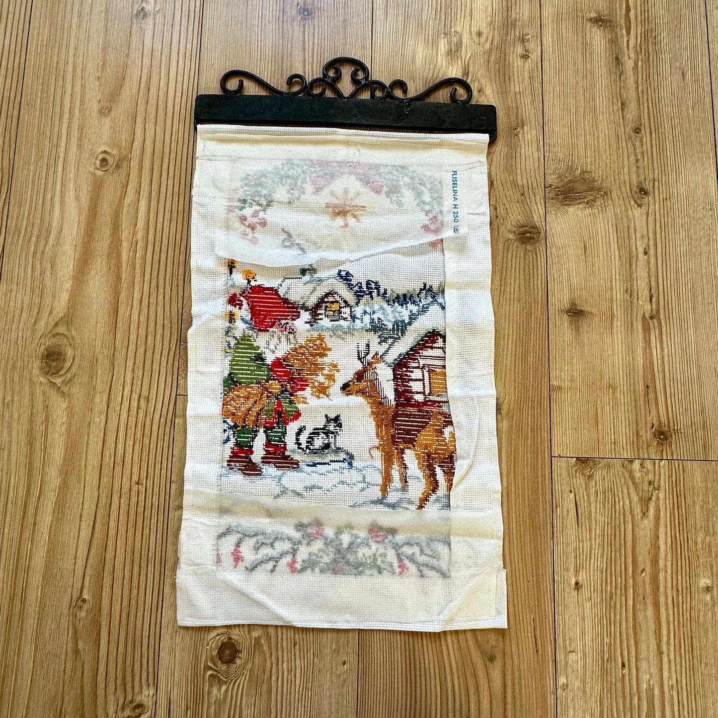 Brodert bilde med Nissen og rådyr, nydelig bilde
