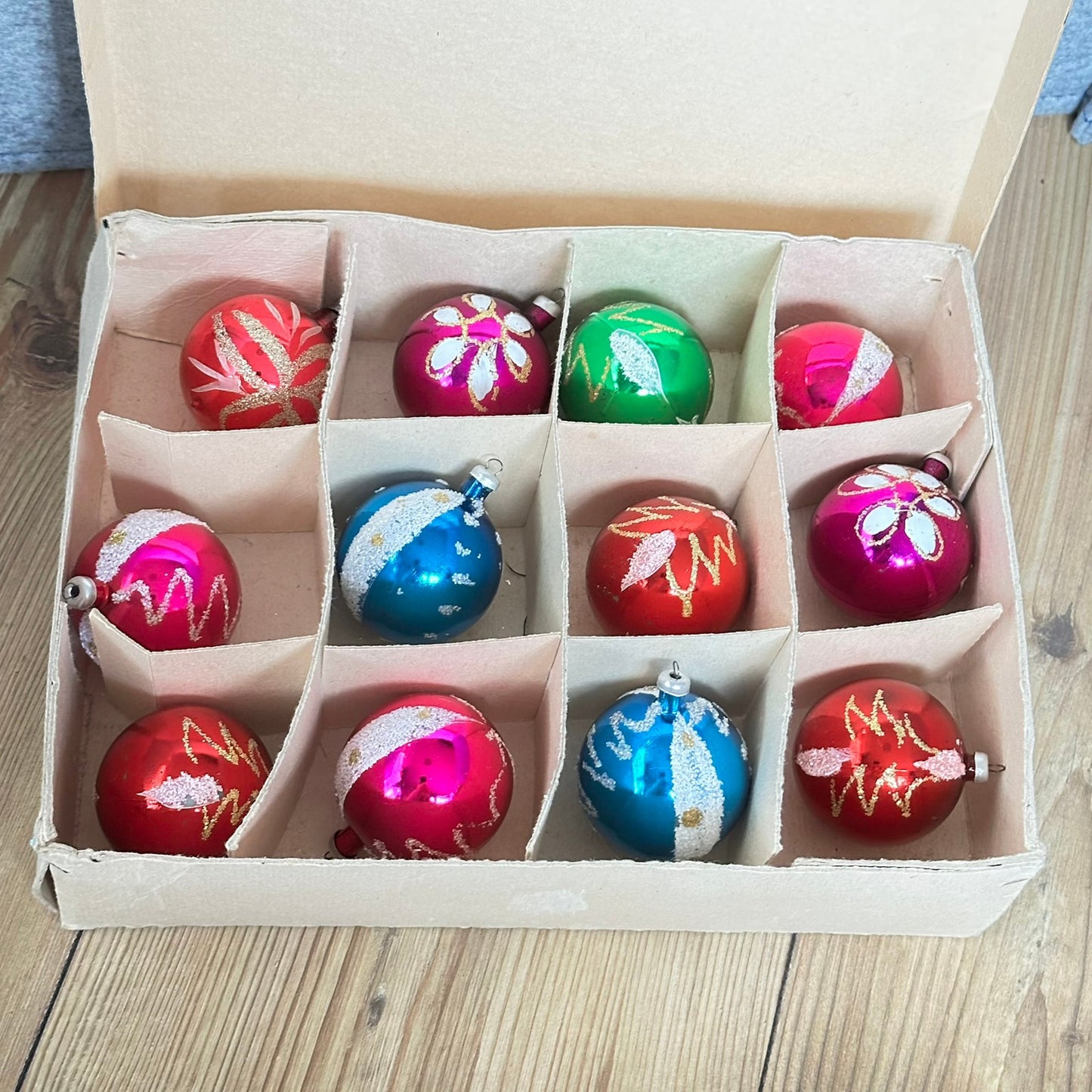 Eske med 12 gamle julekuler i glass, dekorerte