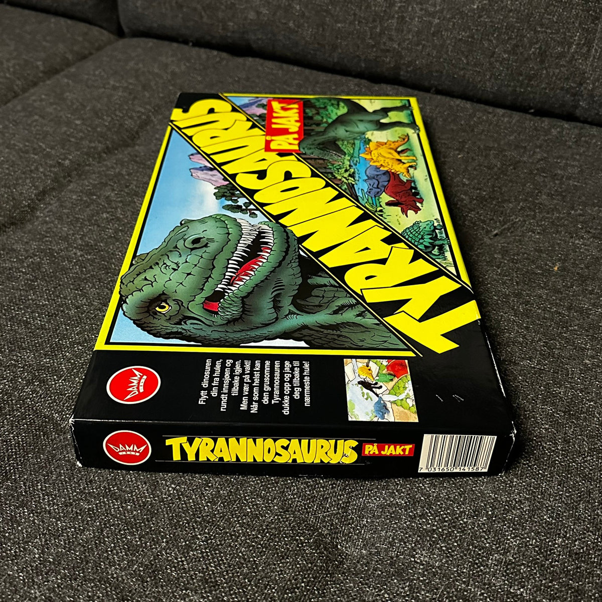 TYRANNOSAURUS PÅ JAKT (1990) - Komplett og Som ny !