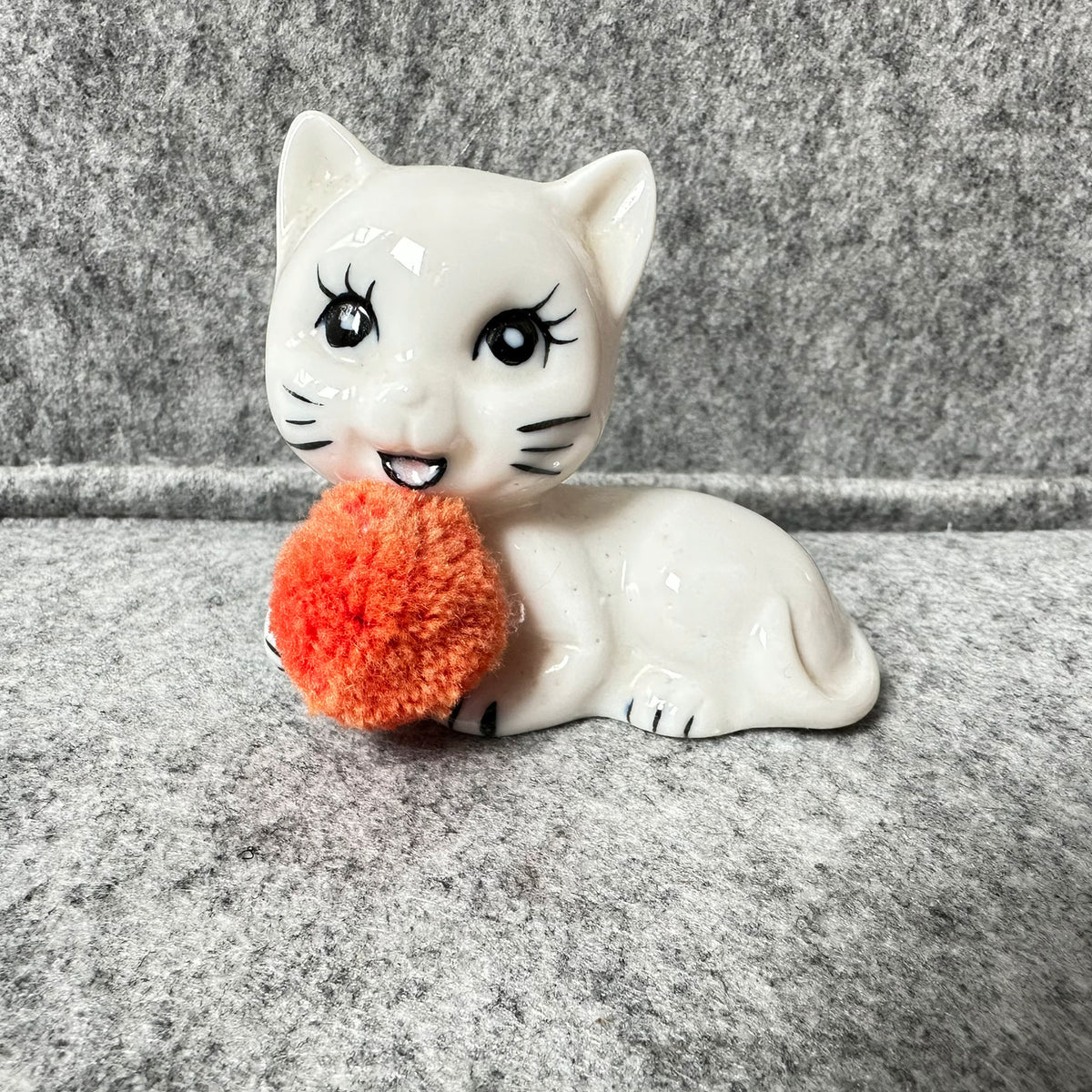 2 skjønne katter i porselen med ball av garn - vintage !
