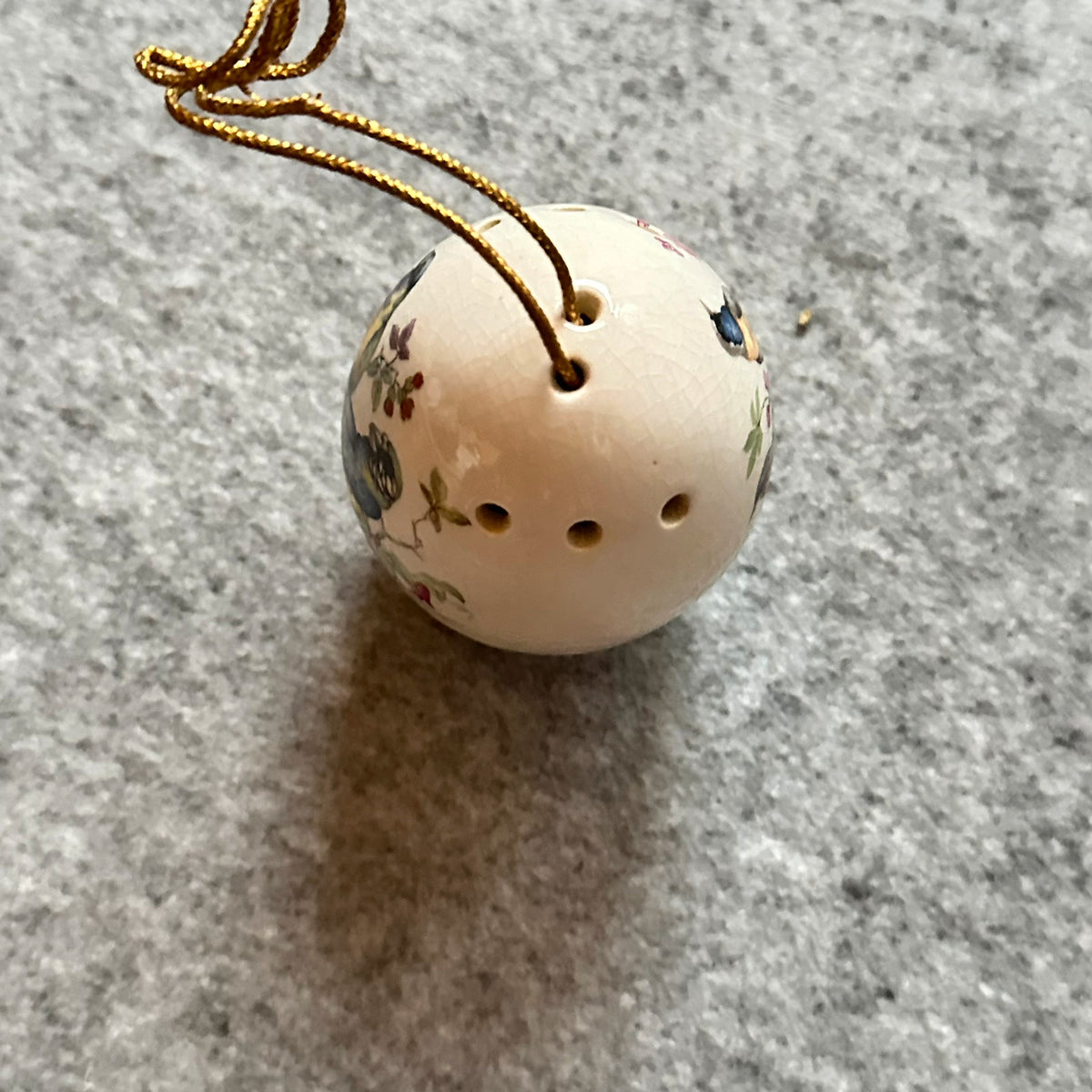 Vintage dekorativt egg Pomander med blomster og fugler.