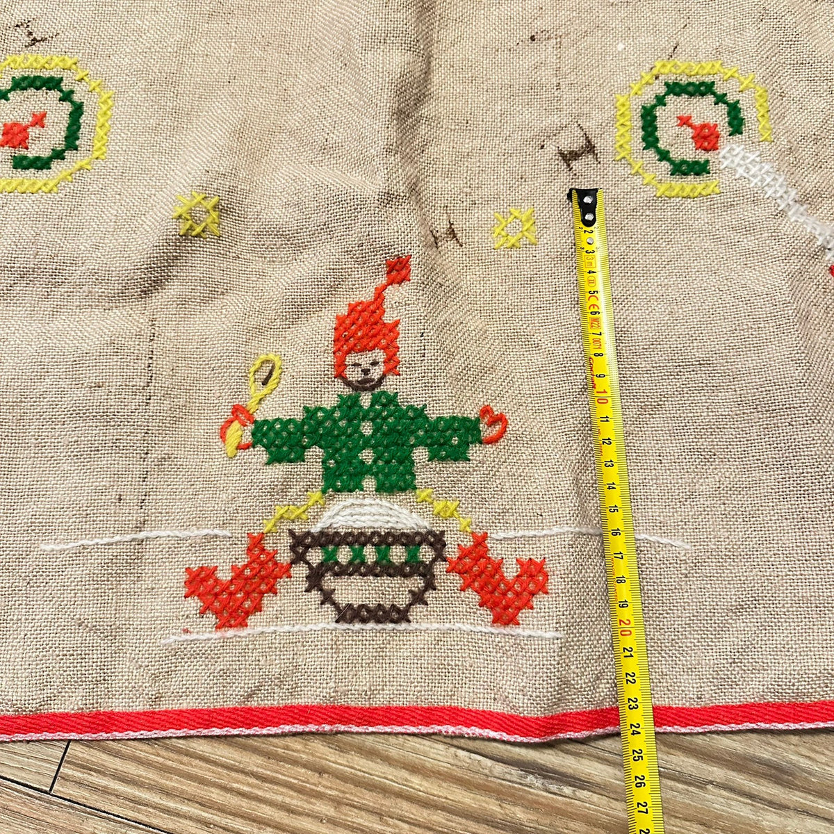 Håndbrodert juletreteppe / juletrematte