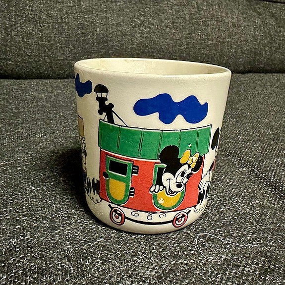 Gammelt Disney krus med Mikke Mus og Minni