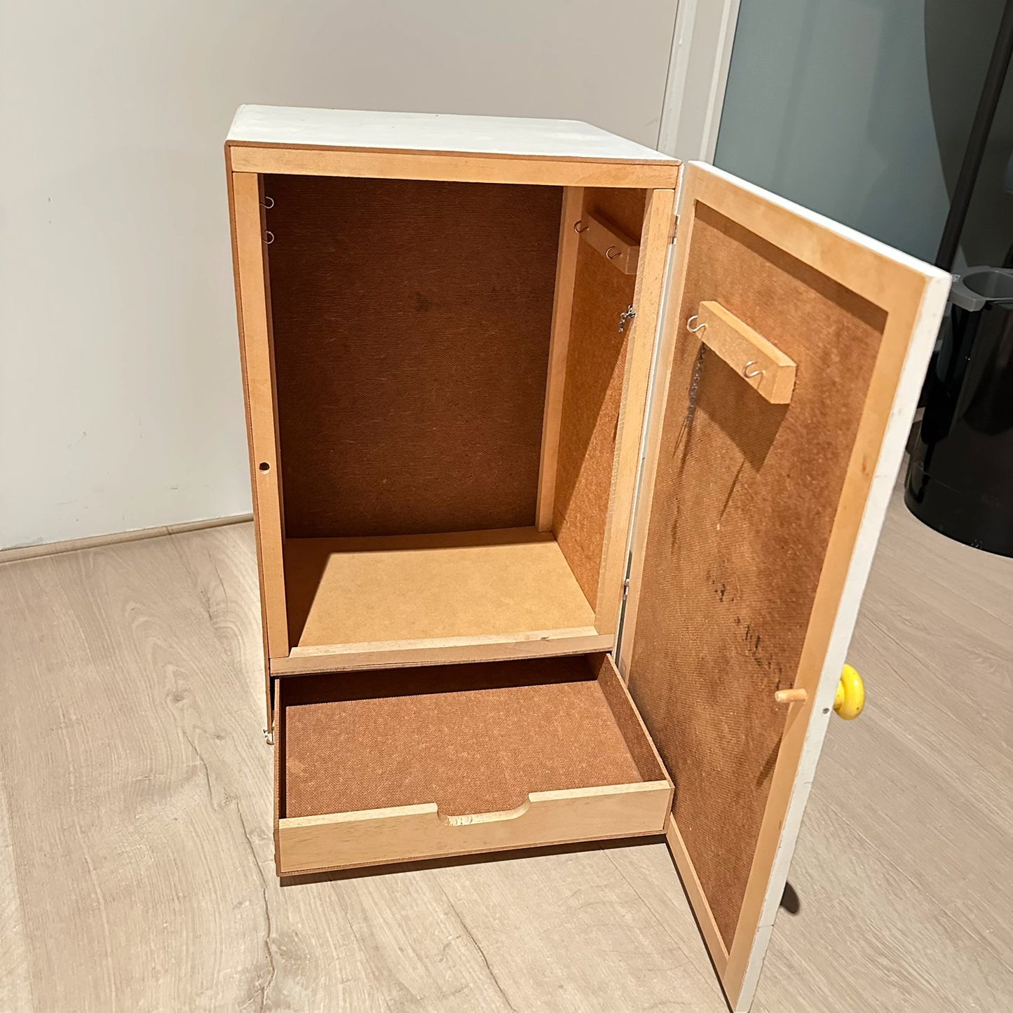 Gammelt klesskap / garderobe fra BRIO (passer til feks Barbie) fra 1960-talley
