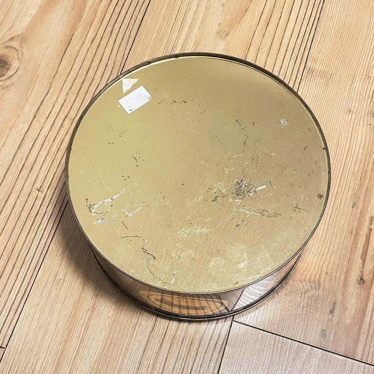 Gammel metallboks med veteranbiler på