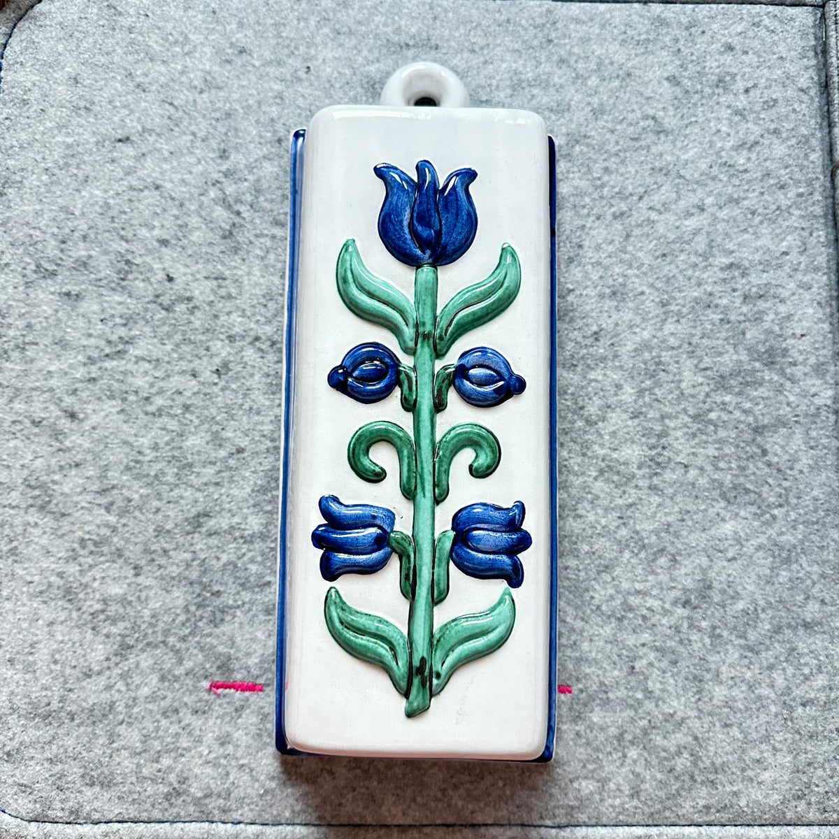 Vintage Kakeform i keramikk. "Tulipani azzurri" fra Thun ceramics, Italien