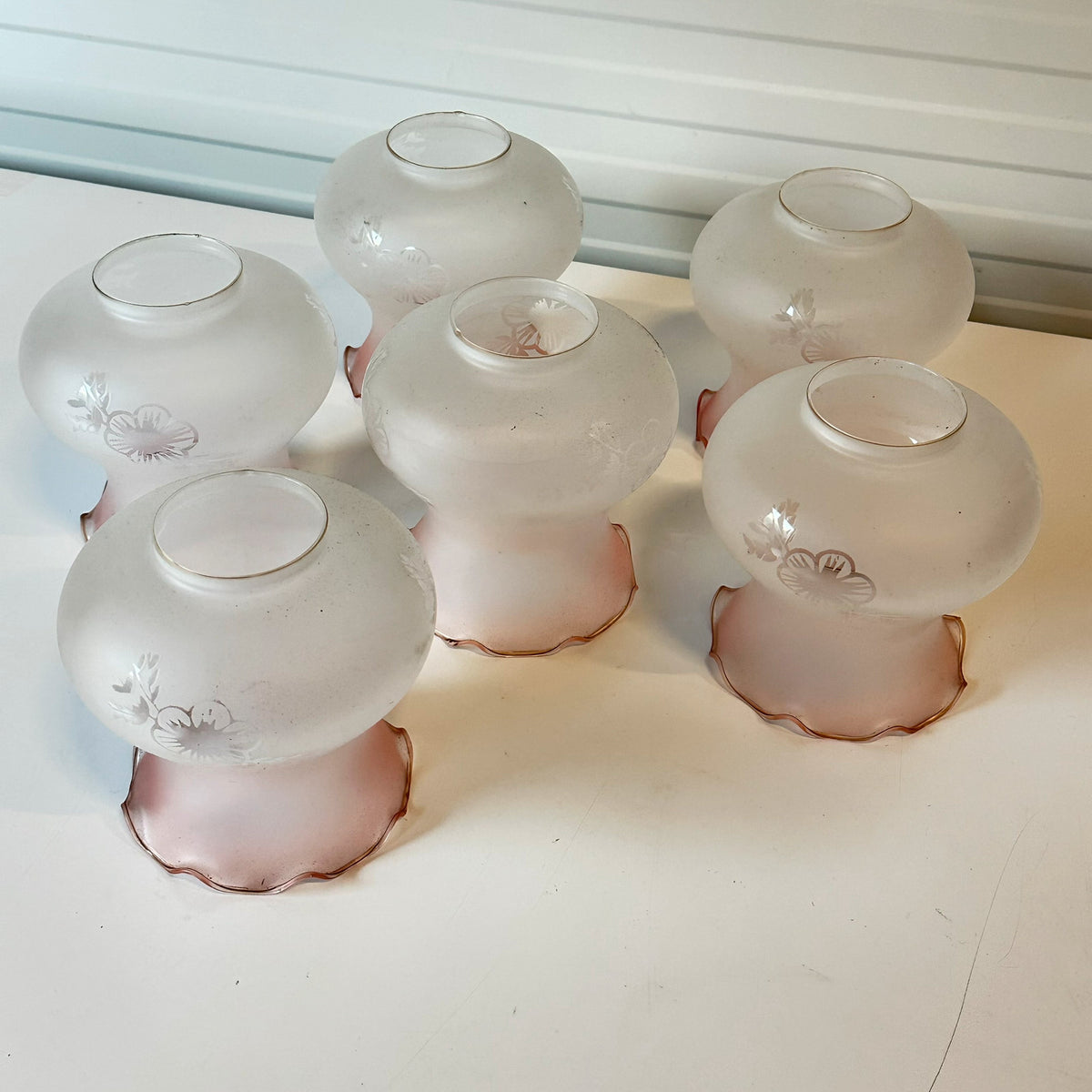 Gamle ubrukte glasskuppel frostet med rosatoner