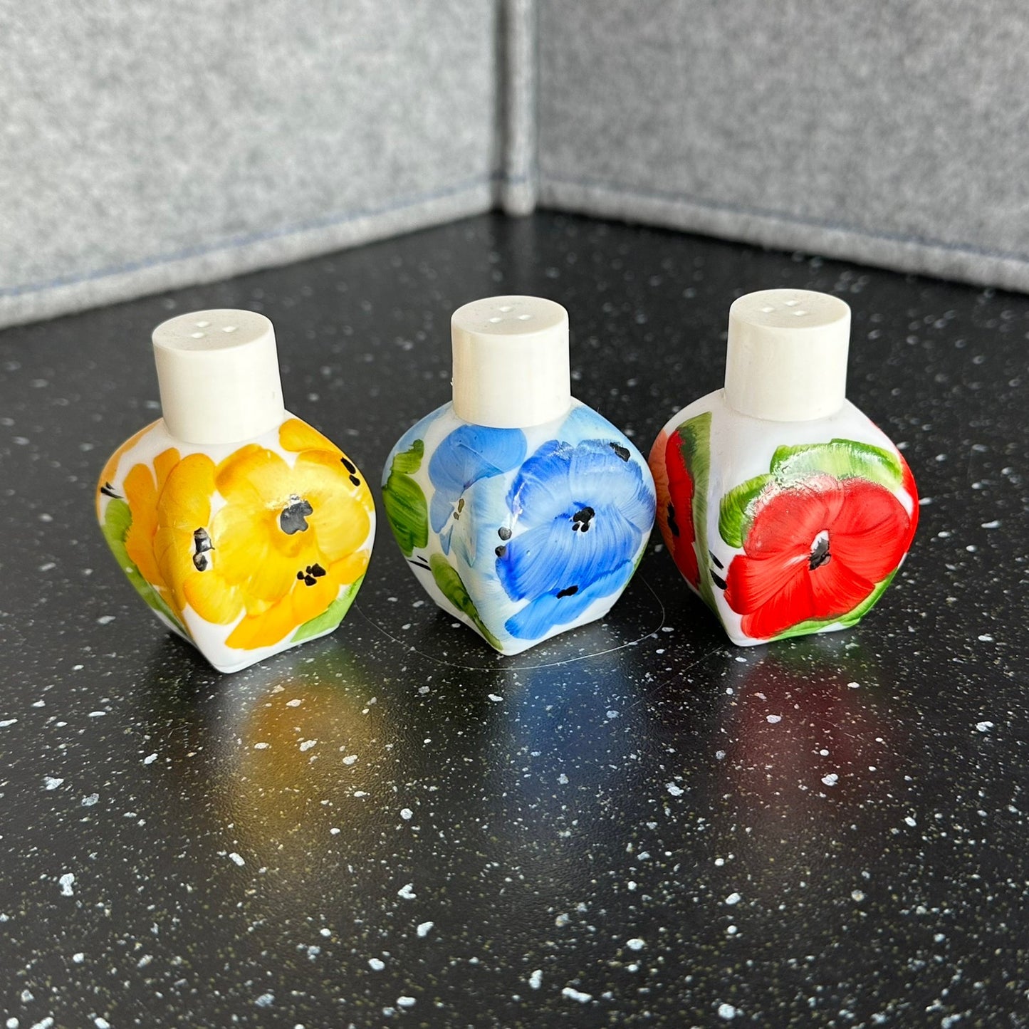 3 stk Salt og pepperbøsse i porselen med blomstermotiv