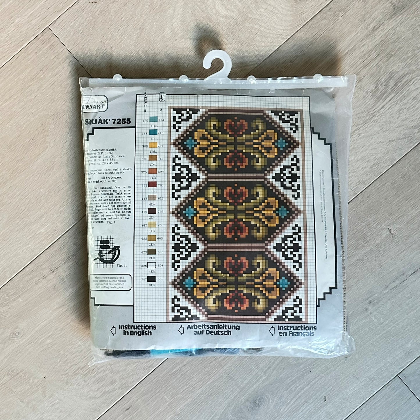 Gammel ubrukt broderi pakke til pute (komplett sett)