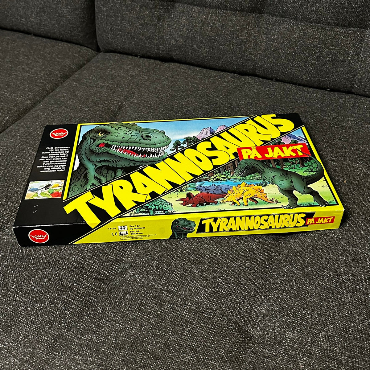 TYRANNOSAURUS PÅ JAKT (1990) - Komplett og Som ny !