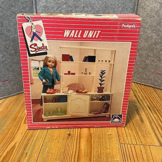 Vintage Sindy fra 1984 - Bokhylle med masse tilbehør i original esken