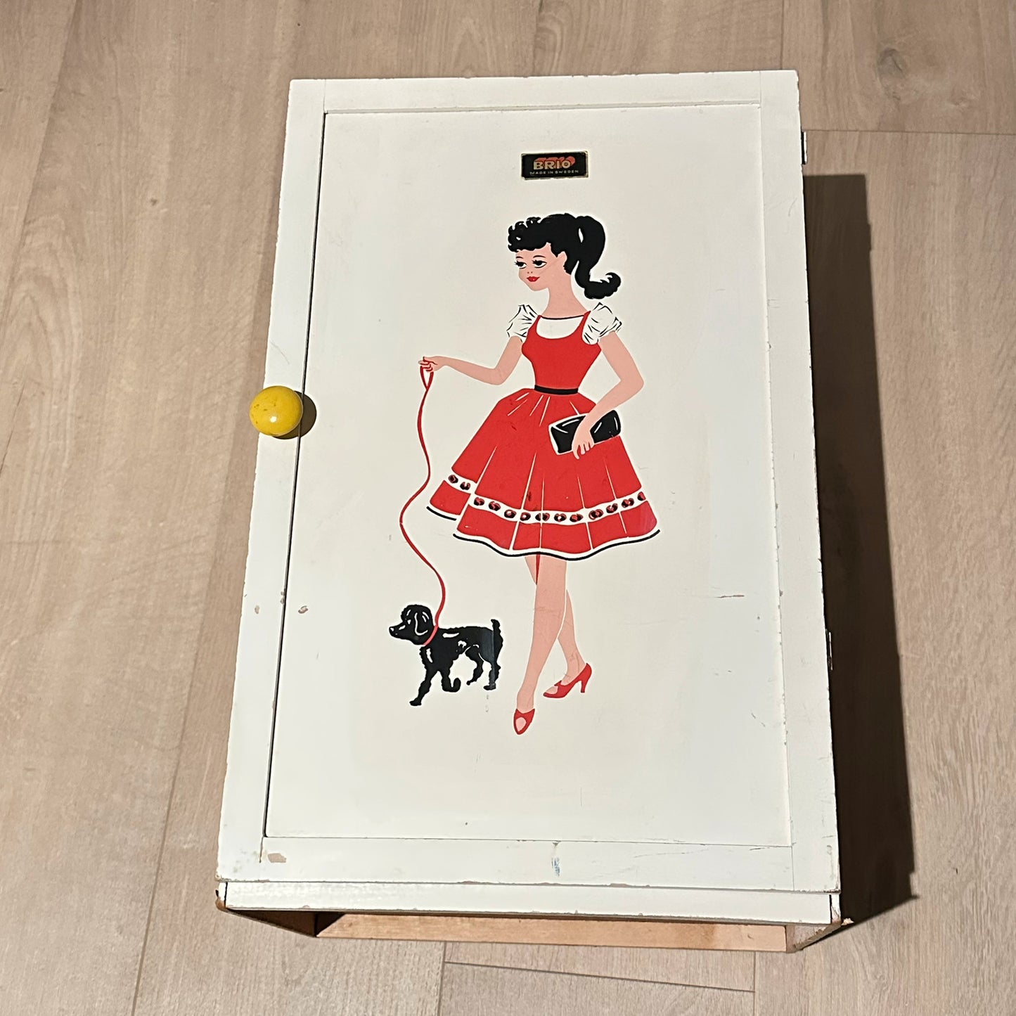 Gammelt klesskap / garderobe fra BRIO (passer til feks Barbie) fra 1960-talley