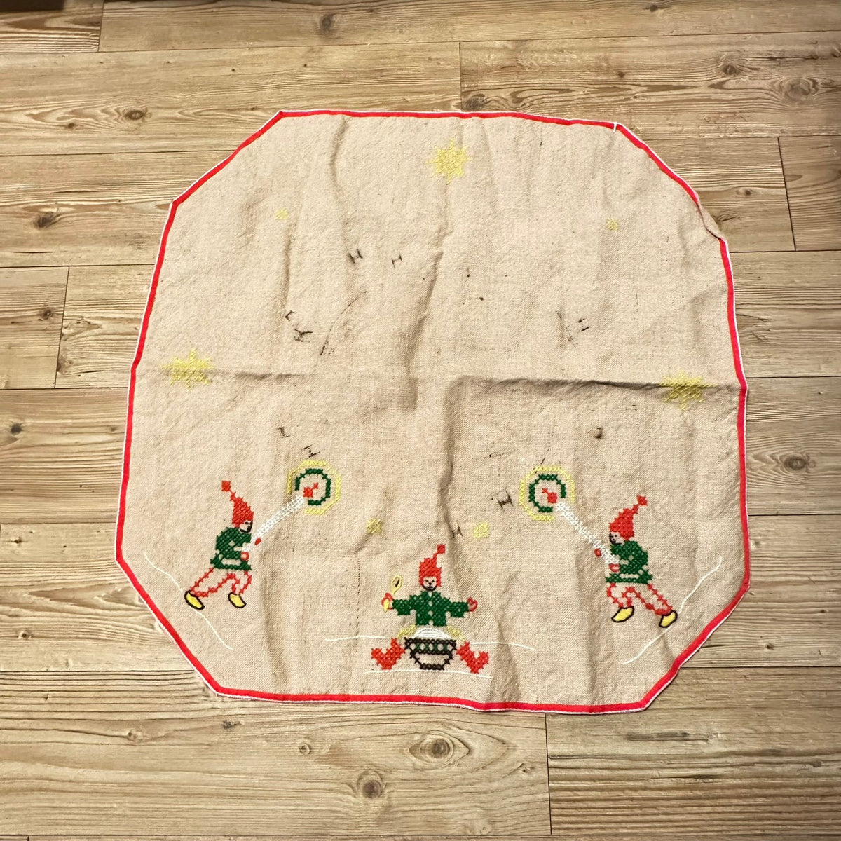 Håndbrodert juletreteppe / juletrematte