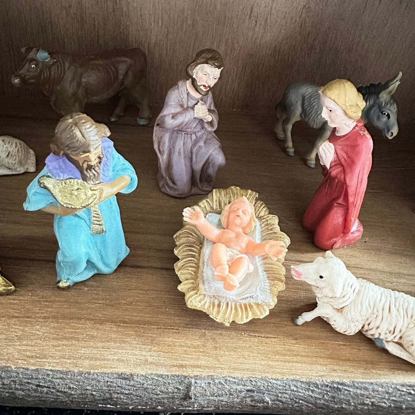 Gammel og stor Julekrybbe i tre med figurer i plast