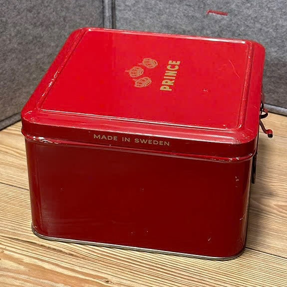 PRINCE sigaretter, gammel metallboks fra 1960-1970 tallet (made in Sweden)