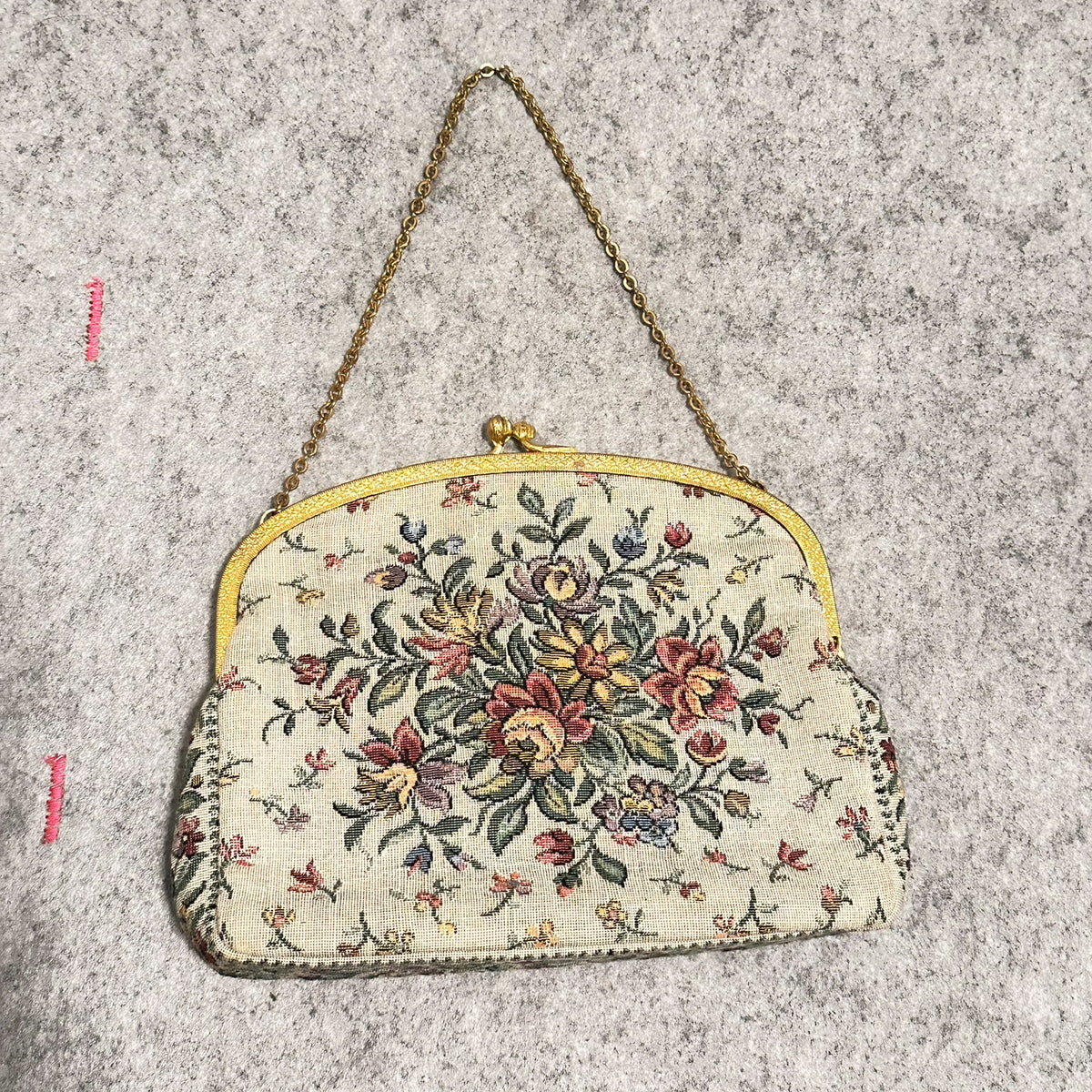 Vintage selskapsveske i tekstil med blomster. I flott stand