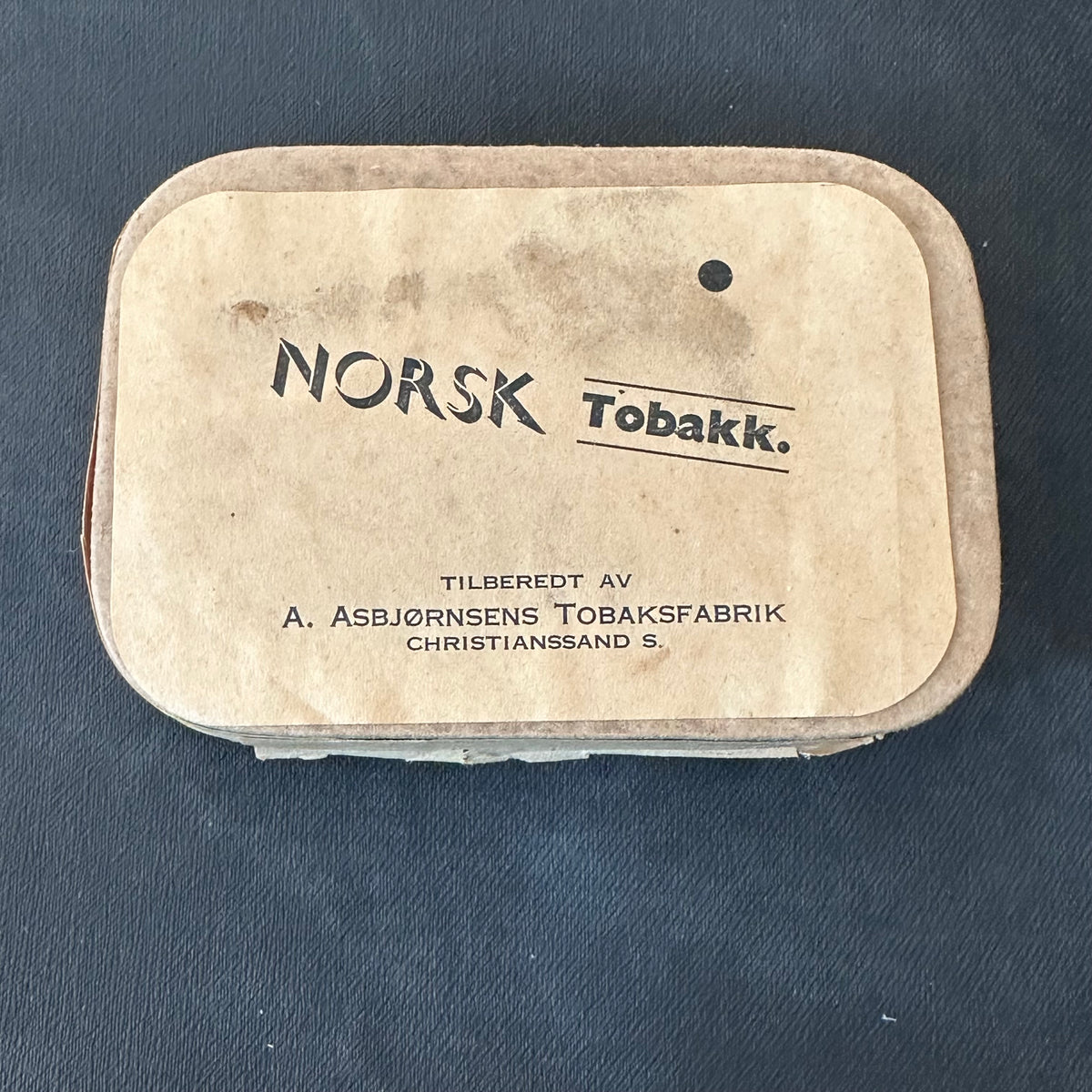 Gammel boks med vi NORSK TOBAKK