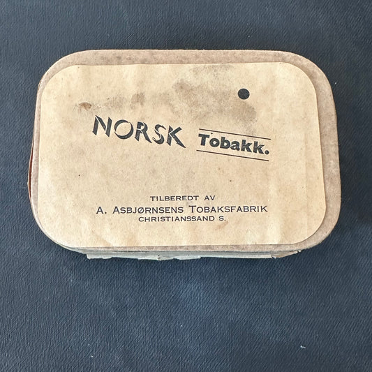 Gammel boks med vi NORSK TOBAKK