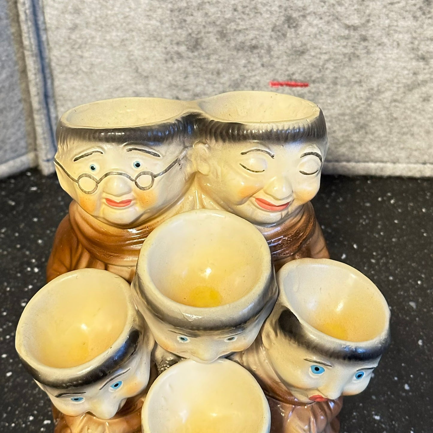 Munker med plass for 6 stk egg - Antikk Eggeholder
