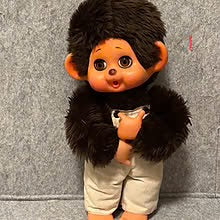 Monchhichi, 35cm, i brun pels med originale klær (1980-tall)